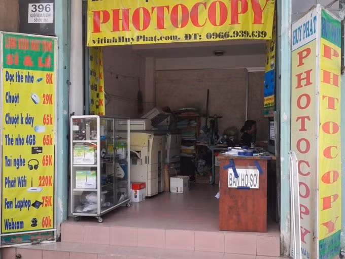 Không ít cửa hàng tranh thủ tăng giá các loại dịch vụ photo, in ấn, đóng bìa sách...để “kiếm thêm”. Ảnh: batdongsan.