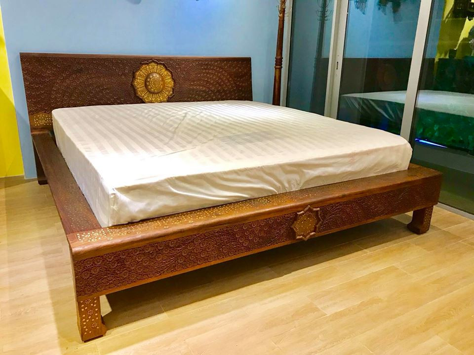 Chiếc giường nhìn có vẻ đơn giản nhưng cũng khá đắt lên đến 80 triệu đồng.