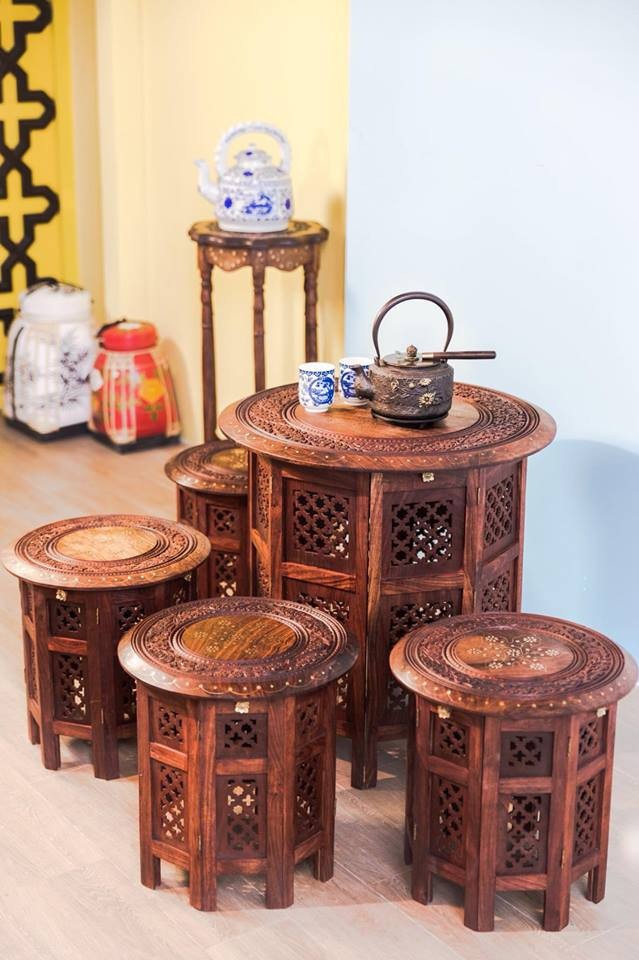 Trọn bộ đồ nội thất gỗ bao gồm bộ bàn uống nước, bàn ăn, giường ngủ... có giá bán hàng trăm triệu đồng gây chú ý không chỉ bởi mẫu mã đẹp mà đặc biệt hơn là những chi tiết hoa văn nhí kiểu Thái được chạm khắc tỉ mỉ rất đẹp.