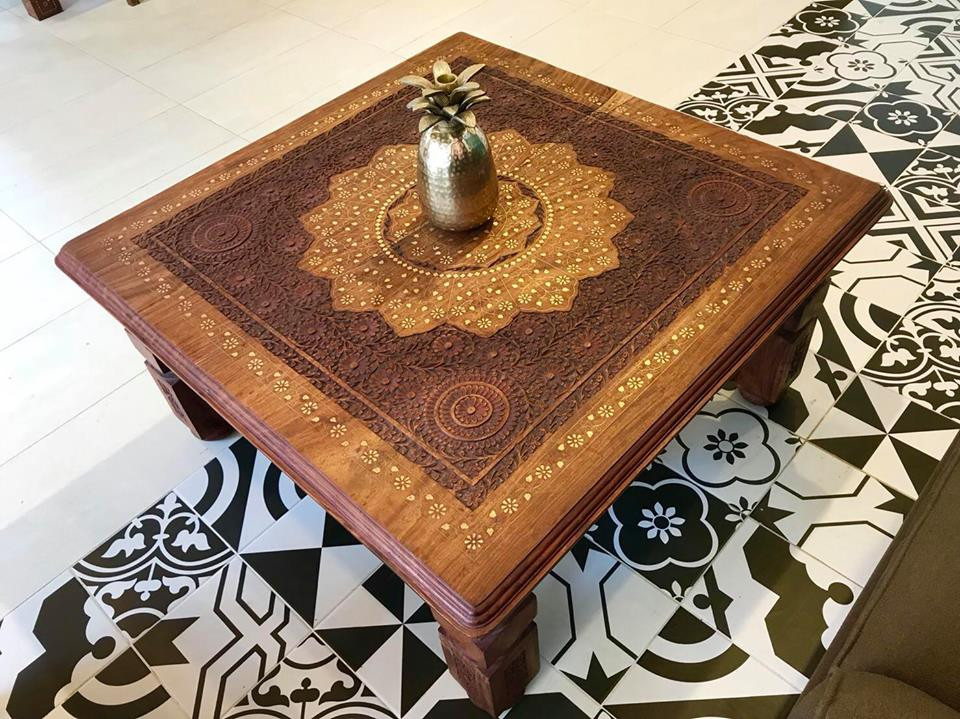 Khác với những món đồ nội thất thông thường, những chiếc bàn, chiếc ghế ở đây đều được làm từ gỗ gõ quý hiếm và được chạm khắc thủ công rất tinh tế.