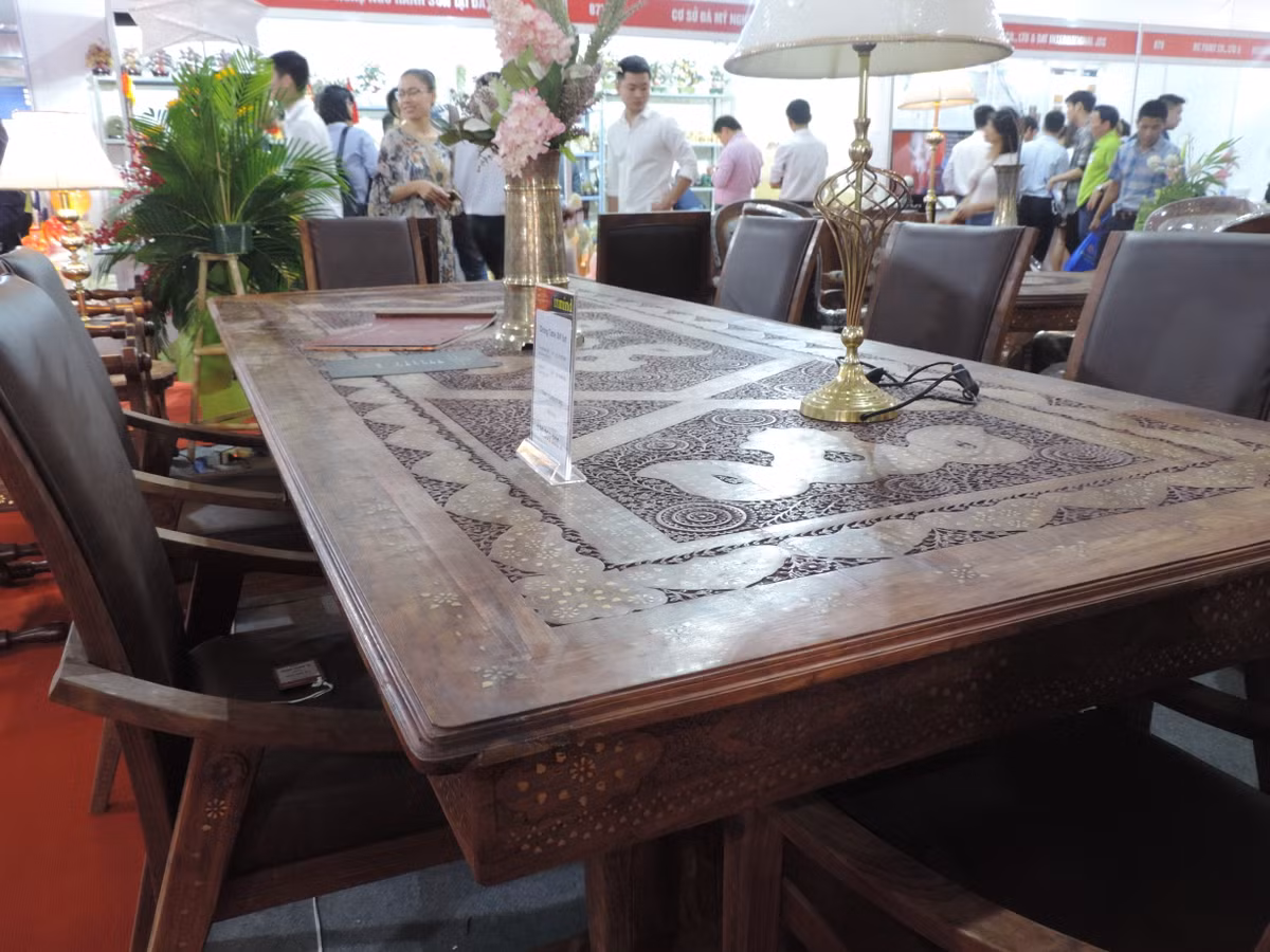 Bộ bàn ăn hơn 100 triệu đồng được thiết kế đơn giản nhưng vẫn gây ấn tượng mạnh đến người xem.