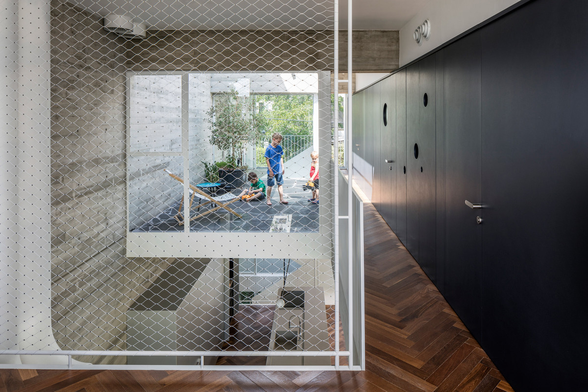 Những tấm lưới được lắp đặt để đảm bảo sự an toàn cho trẻ nhỏ.