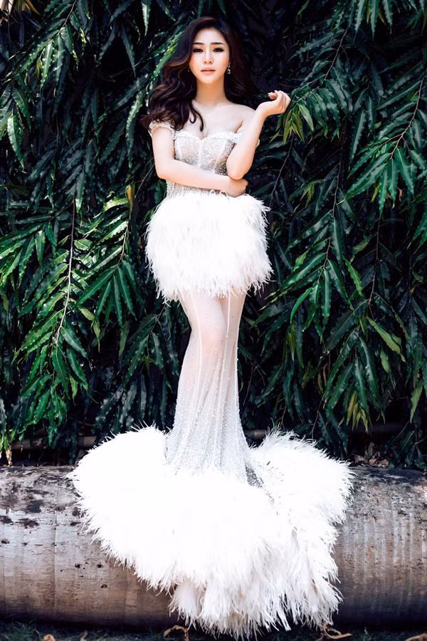 Với bộ váy rối mắt và kém đẹp, Hương Tràm càng trở nên bất cân xứng khi chỉnh sửa ảnh quá đà.