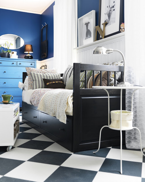 Chủ nhân của phòng ngủ này đã tận dụng mọi khoảng trống để bày trí đồ đạc một cách hài hòa và tiện nghi. Ảnh: Blogspot.