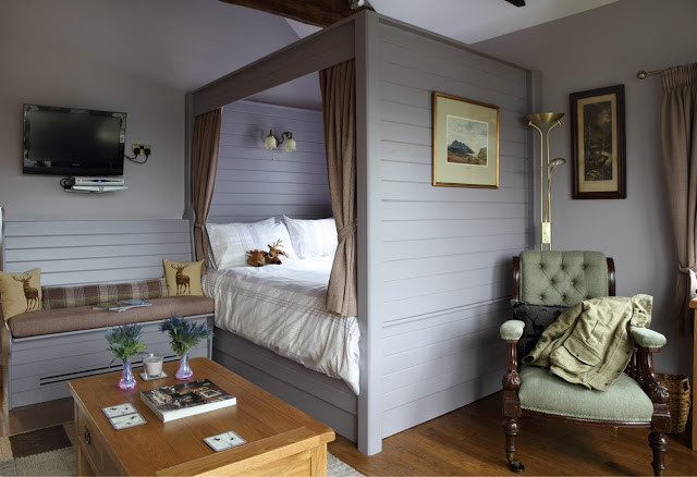 Nhờ bố trí khéo léo mà phòng ngủ này thậm chí còn đủ chỗ để kê bàn ghế tiếp khách. Ảnh: Blogspot.