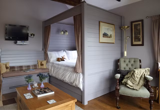 Nhờ bố trí khéo léo mà phòng ngủ này thậm chí còn đủ chỗ để kê bàn ghế tiếp khách. Ảnh: Blogspot.