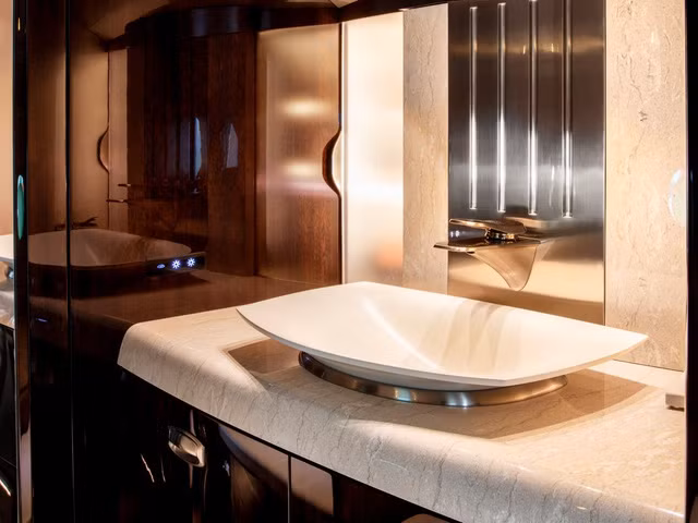 Phòng tắm rộng rãi không khác gì trong một khách sạn xa hoa. Được biết, phi cơ này có giá 26 triệu đô.