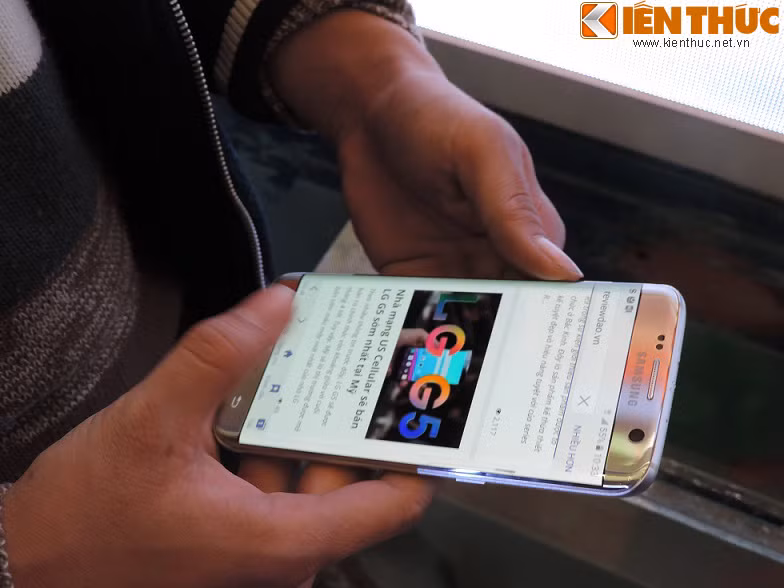 Bạn Dũng cho biết: "Chiếc điện thoại sau khi vứt xuống nước và lấy lên thì vẫn sử dụng được bình thường. Tôi rất vui khi mình là người đầu tiên ở Hà Nội được sử dụng dòng máy mới này".