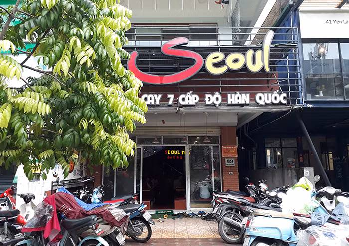 Cảnh chen chúc nhau để được ăn mỳ cay 7 cấp độ đã không còn. Thay vào đó phần lớn là những hàng quán vắng vẻ.