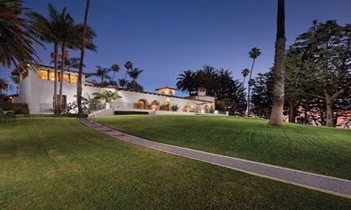 Năm 1969, số tiền mà ông Nixon bỏ ra để sở hữu căn biệt thự này là 1,4 triệu USD - một kỷ lục thời bấy giờ. Người chủ hiện tại của nó là Gavin S. Herbert đang đòi hỏi cái giá trên 75 triệu USD để nhượng lại. Biệt thự xa xỉ này rộng tới hơn 5 mẫu đất và có đường bờ biển dài hơn 150m, nó còn có cả một quầy bar nhằm phục vụ khách và cả một dãy nhà rộng lớn dành cho những người đến thăm.