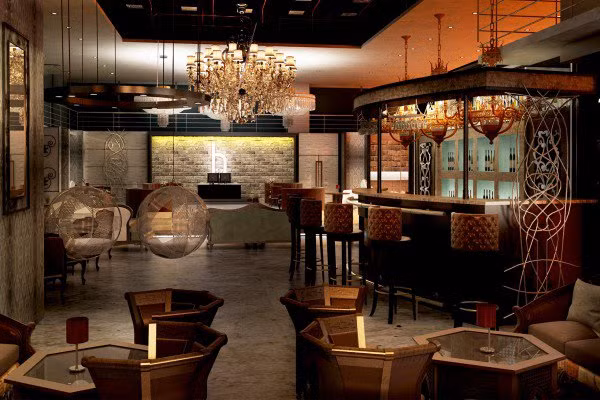 Quán bar này mở từ năm 2002 và nó đã từ chối hơn 11 triệu người. Cho đến nay chỉ có 800.000 người đạt yêu cầu vào ăn chơi tại đây.