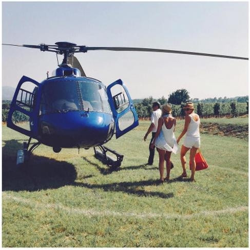 Phương tiện di chuyển. Thường thì ngoài siêu xe, phu nhân các tỷ phú còn dùng chuyên cơ riêng hoặc du thuyền để đi lại. Vợ của tỷ phú Mohammad Zahoor thừa nhận, mình đốt cháy nhiên liệu khoảng 75.000 Bảng Anh để bay từ London đến Birmingham, chỉ để thưởng thức một món cà ri.