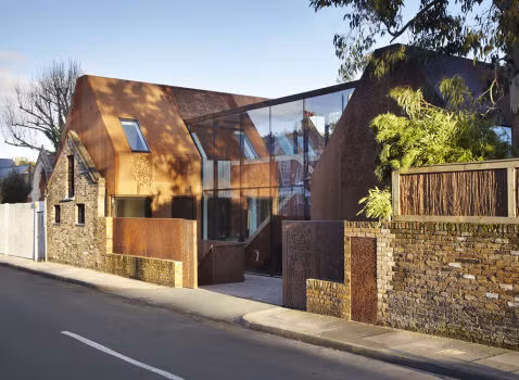 Hàng rào bằng chất liệu đá tự nhiên không những chắc chắn mà còn mang đến cảm giác gần gũi, hài hòa với thiên nhiên. (Ảnh Pricemyers)