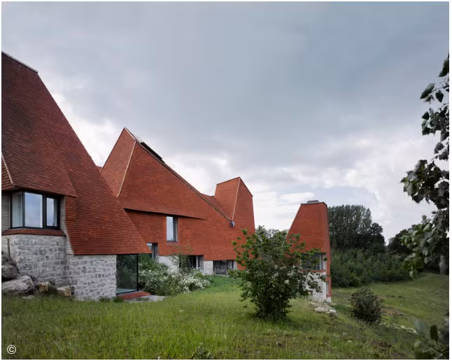 Tọa lạc tại hạt Kent của nước Anh, ngôi nhà có tên Caring Wood do hai kiến trúc sư James Macdonald Wright của công ty kiến trúc Macdonald Wright Architects và Niall Maxwell của công ty kiến trúc Rural Office for Architecture thiết kế. (Ảnh James Morris)