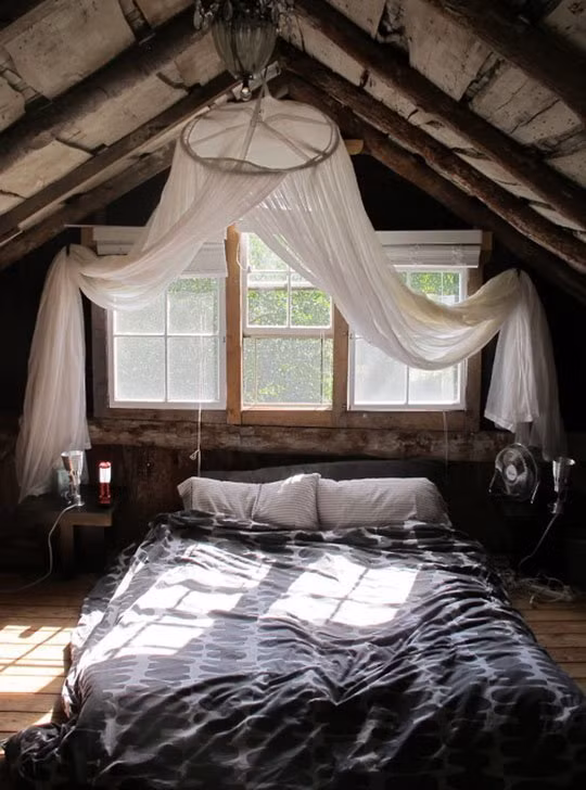 Chọn giường thấp, màn cao. Không như nội thất hiện đại luôn là chiếc giường cao có gầm, một chiếc giường kiểu cũ sẽ thấp gần sàn và ga phủ cũng dài quết sàn thì mới được gọi là phong cách cổ điển.