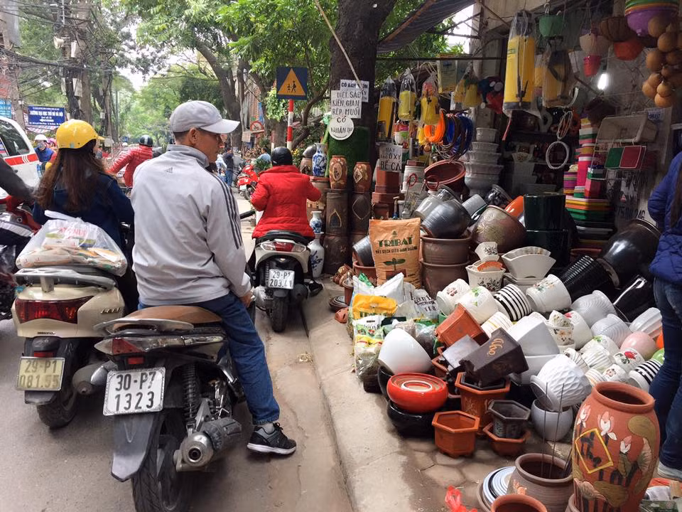 Bên cạnh các cửa hàng hoa, cây cạnh tấp nập khách ra vào là cửa hàng kinh doanh chậu cây cũng đắt hàng không kém.