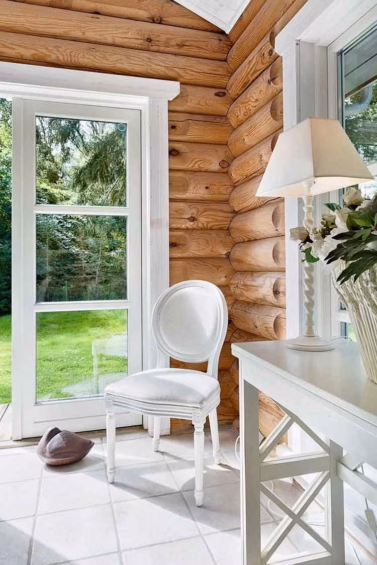 Nhiều đồ dùng nội thất như bàn ghế, khung cửa, ga phủ được chọn tông màu trắng giúp căn nhà thêm bừng sáng.