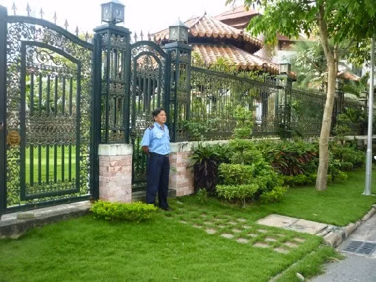 Những người làm nhiệm vụ bảo vệ cơ quan, doanh nghiệp, công sở cũng phải ngậm ngùi mất Tết vì đặc thù công việc của mình. Ảnh: Congtybaove.