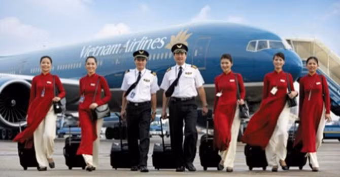 Tiếp viên hàng không và phi công là những người thường xuyên gắn liền với những chuyến bay. Rất nhiều người thậm chí còn không được ở Việt Nam để đón ngày Tết truyền thống của dân tộc vì họ phải phục vụ hành khách trên những chuyến bay nước ngoài. Ảnh: NHD.