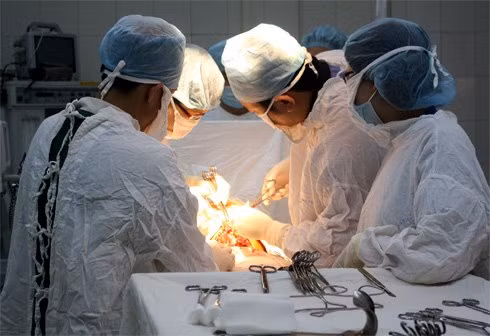 Các bác sĩ là những người làm việc không ngừng nghỉ trong cả những ngày lễ Tết, vì sức khỏe của cả cộng đồng. Ảnh: Đời sống Pháp luật.