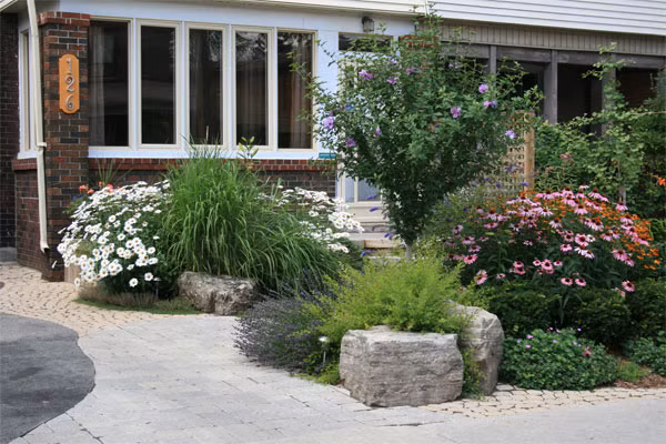 Một mẫu vườn nhỏ trước nhà bạn có thể tham khảo. Ảnh: Qatada.