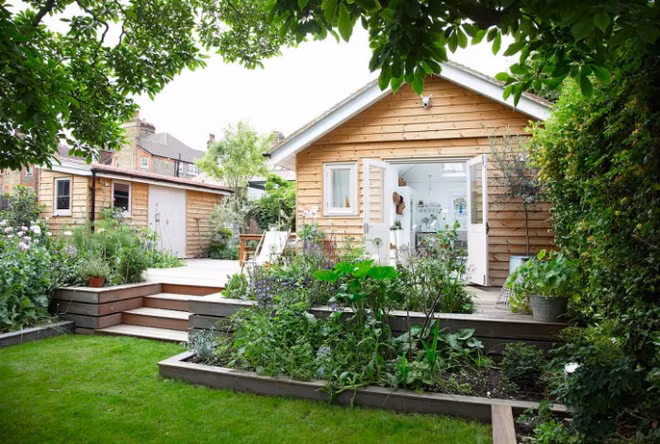 Chỉ một vài loại cây nhưng cũng đủ làm nên một khu vườn xanh mát trước nhà. Ảnh: Nhadepsang.