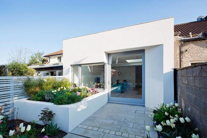 Những luống hoa nhiều màu sắc sẽ trở thành tâm điểm của khu vườn, làm bừng sáng lên góc nhỏ trước nhà bạn. Ảnh: Ktshanoi.