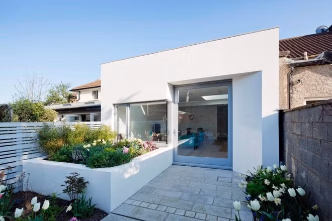 Những luống hoa nhiều màu sắc sẽ trở thành tâm điểm của khu vườn, làm bừng sáng lên góc nhỏ trước nhà bạn. Ảnh: Ktshanoi.