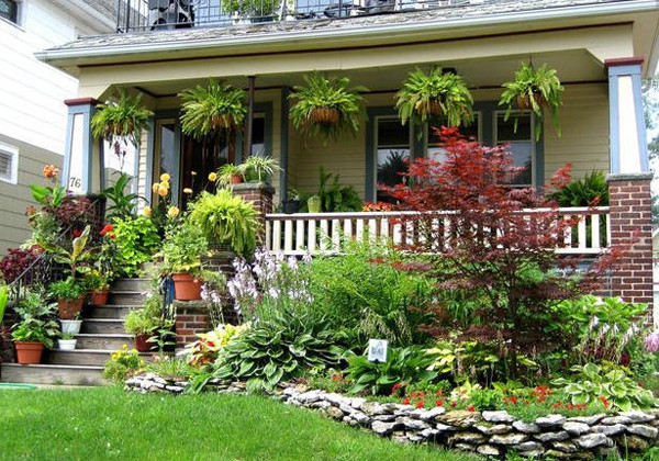 Không tốn quá nhiều diện tích, chỉ cần một khoảng đất nhỏ bạn vẫn có thể tạo ra một khu vườn xinh xắn ngay trước hiên nhà. Ảnh: Greenviet.