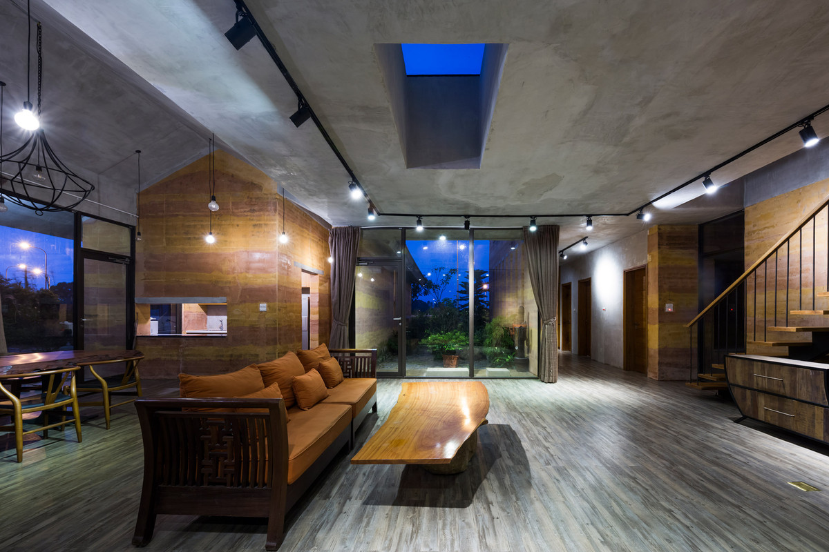 Vật liệu tự nhiên như gỗ, bê tông với màu sắc đơn giản được sử dụng làm nội thất khiến ngôi nhà vừa hiện đại vừa ấm cúng.