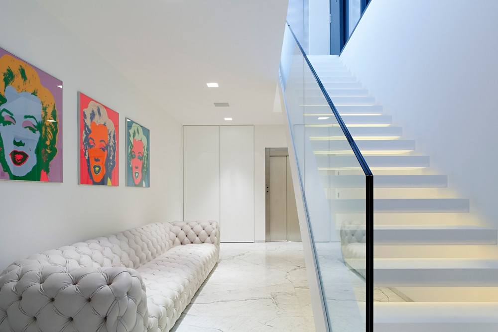 Màu sắc bên trong House M cũng là trắng, từ cầu thang, nhà bếp cho đến đồ nội thất.