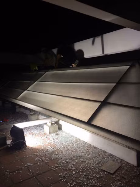 Theo Bizlive, năm 2017, cư dân ở đây đã được phen hú hồn khi hàng loạt tấm kính cường lực được sử dụng che mưa ở khu giếng trời trên sân thượng chung cư bị vỡ. Những mảnh kính văng vào các căn hộ của cư dân, đập bể các kính cửa sổ… Ảnh: Bizlive. 