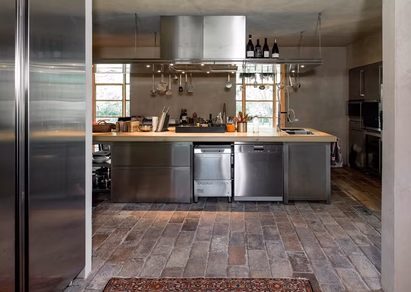 Phòng bếp rộng rãi, sạch sẽ.