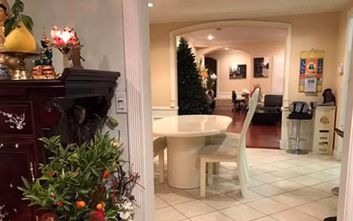 Phòng khách, phòng bếp và phòng thờ thông nhau.