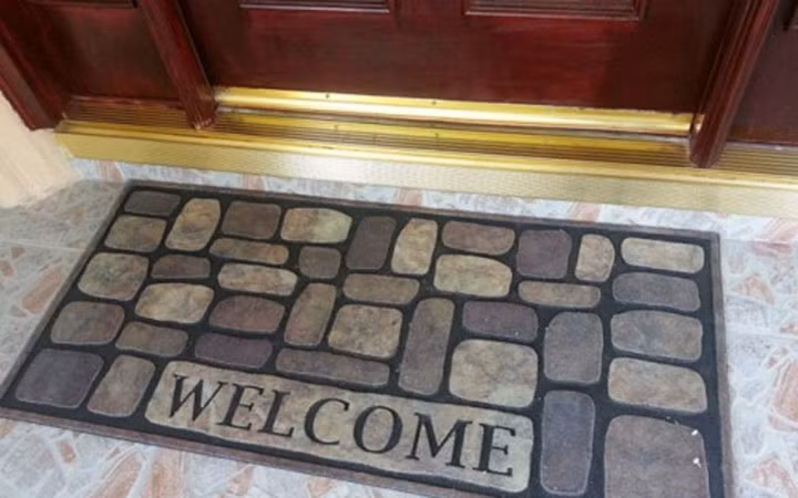 Ngay trước thềm ngôi nhà của Quang Lê được trang trí bằng đá và cẩn thận đặt dòng chữ "Welcome" để bày tỏ sự hiếu khách của mình.