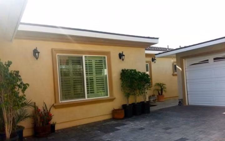 Sân của ngôi nhà được sắp xếp gọn gàng, đây cũng là garage để xe của gia đình.