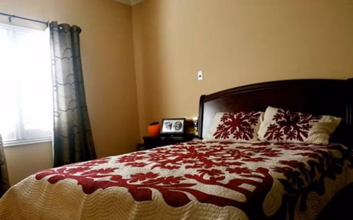 Phòng ngủ giản dị của nam ca sỹ.