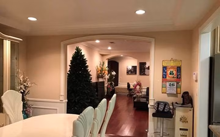 Nội thất trong nhà được sắp xếp gọn gàng, hợp lý tạo không gian rộng. Chiếc bàn dài màu trắng trong phòng bếp tạo nên sự sang trọng.