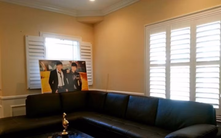 Hai gam màu nổi bật trong căn nhà là trắng và vàng kem.