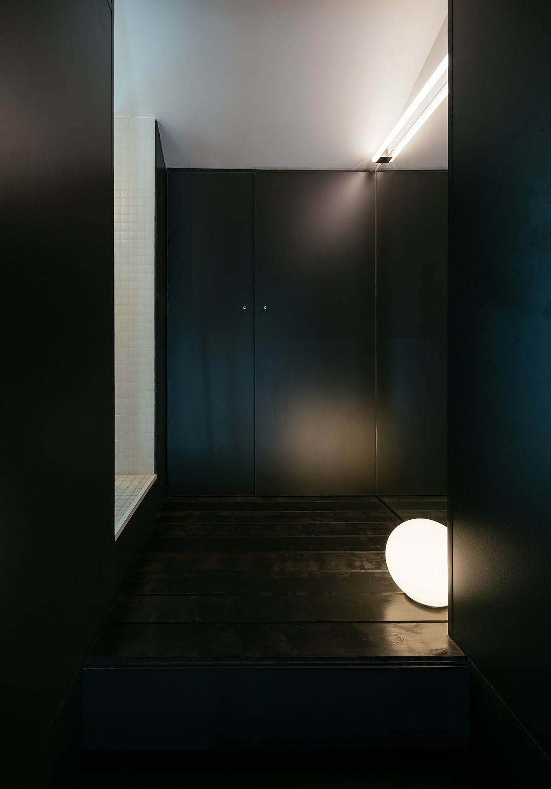 Phòng thay đồ có tông màu đen lạ mắt. Ảnh: Dwell.