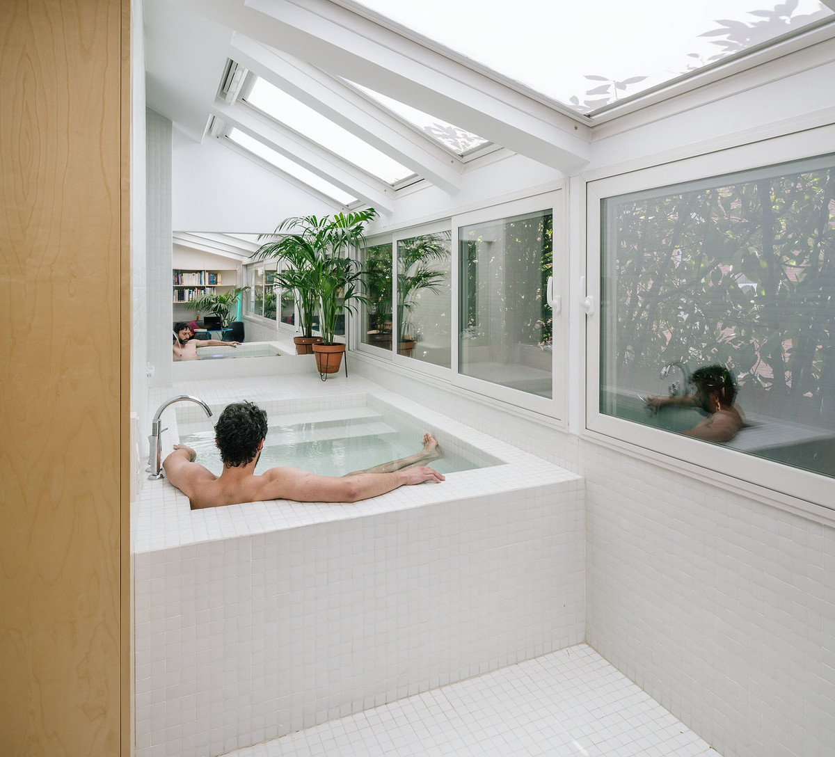 Ngay trên phía bồn tắm là những ô cửa sổ để lấy ánh sáng.