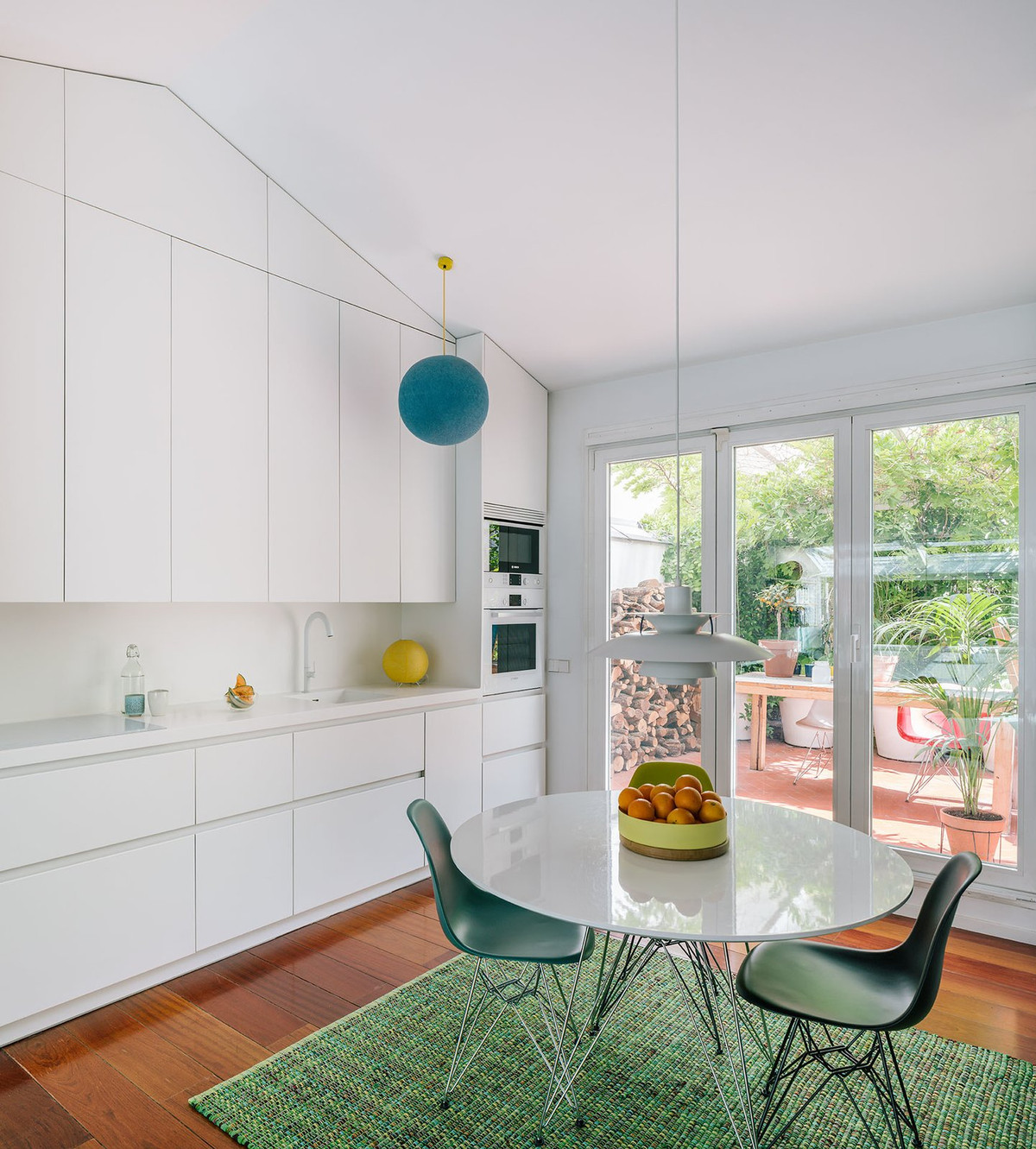 Căn hộ tận hưởng nhiều ánh sáng tự nhiên nhờ có nhiều không gian ngoài trời, bao gồm khu vườn ban công dài hơn 10m ở phía bắc và hai sân thượng ở phía nam có thể đi vào qua phòng ngủ và khu vực ăn uống.