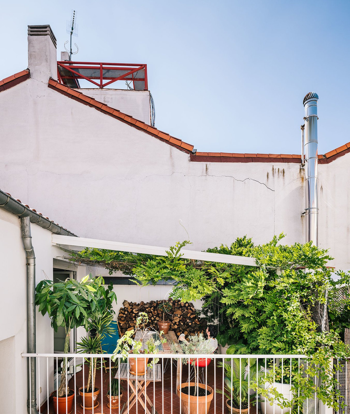  Ngôi nhà G House có tới hai sân thượng liền kề nhau ở hướng nam.