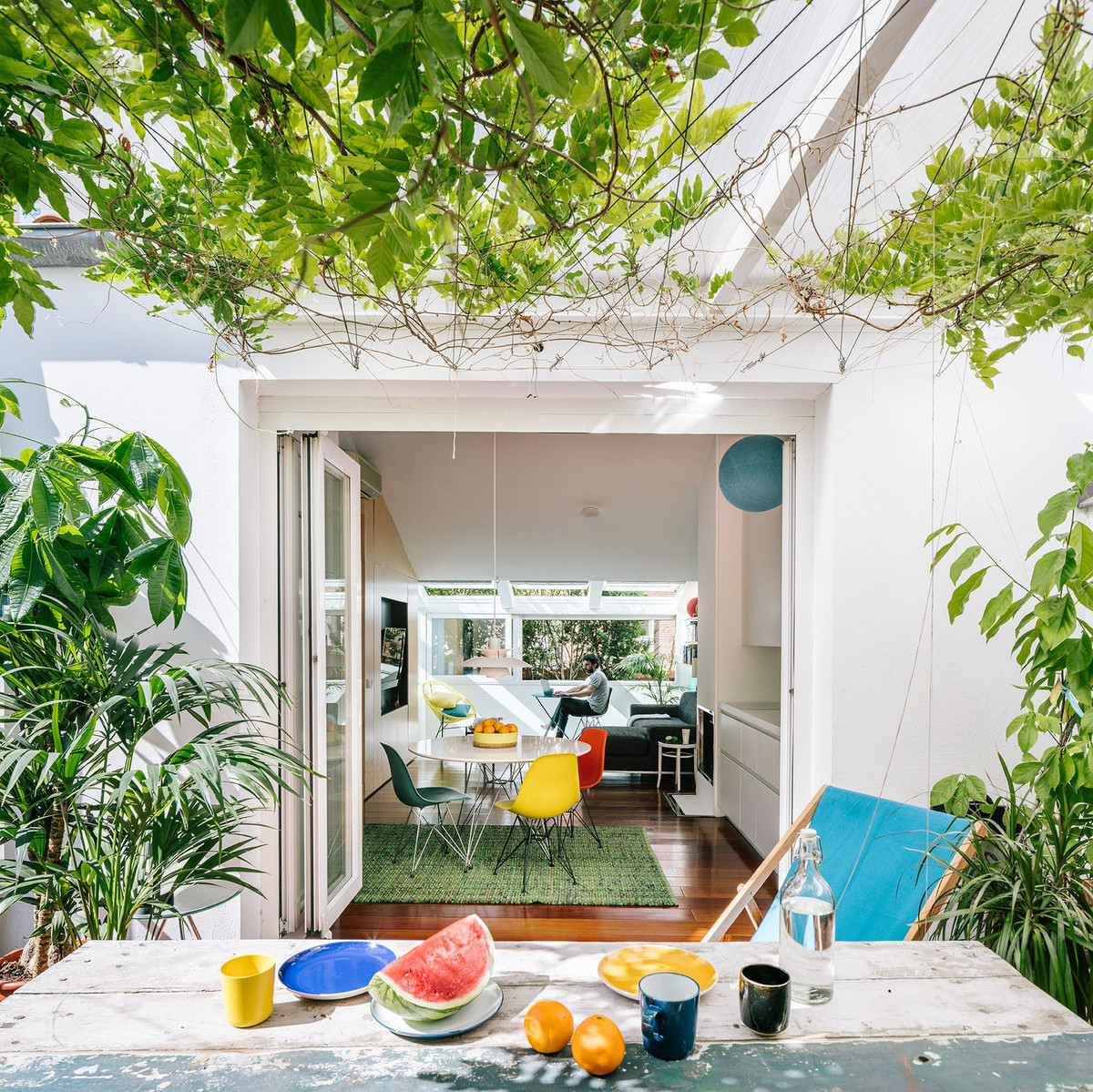 Vào mùa hè, chủ nhân của G House có thể tổ chức những bữa tiệc nhỏ trên sân thượng.