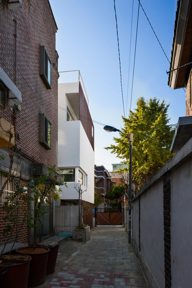 Do nằm trong khu phố cổ nên đường đến ngôi nhà này cũng khá gian nan khi bạn phải trải qua nhiều cung đường khác nhau gồm một con đường 8 làn xe, 4 làn xe, 5 làn xe và cuối cùng là một con đường 2m khép kín chỉ được ba hộ gia đình sử dụng.