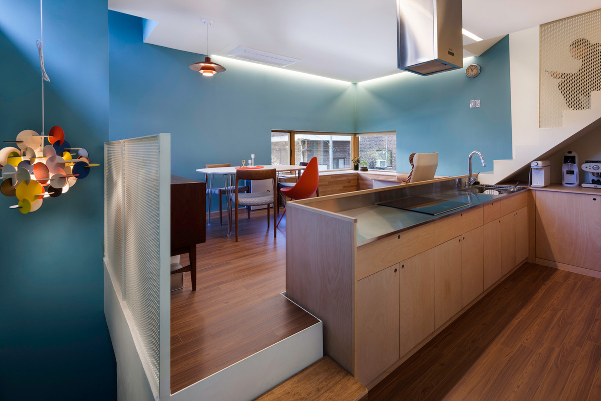 Phòng bếp nhỏ xinh, tiện nghi, gọn gàng.