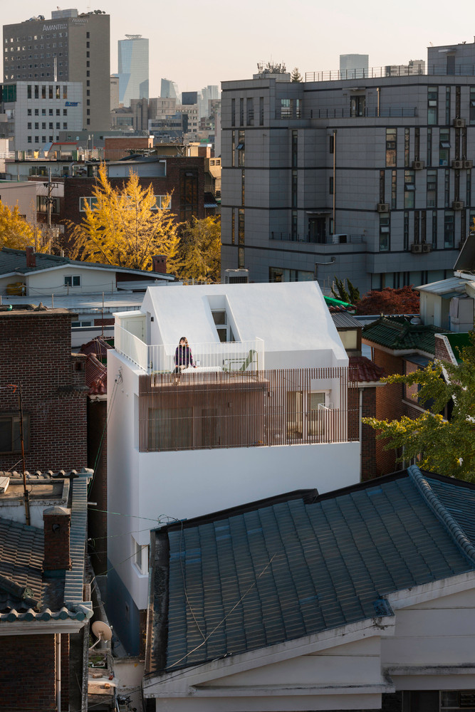 Khoác lên mình màu trắng tinh khôi, ngôi nhà nhỏ nhắn này trở nên nổi bật hơn hẳn so với những ngôi nhà khác tại phường Seongsan-dong, quận Mapo-gu ở Seoul, Hàn Quốc.