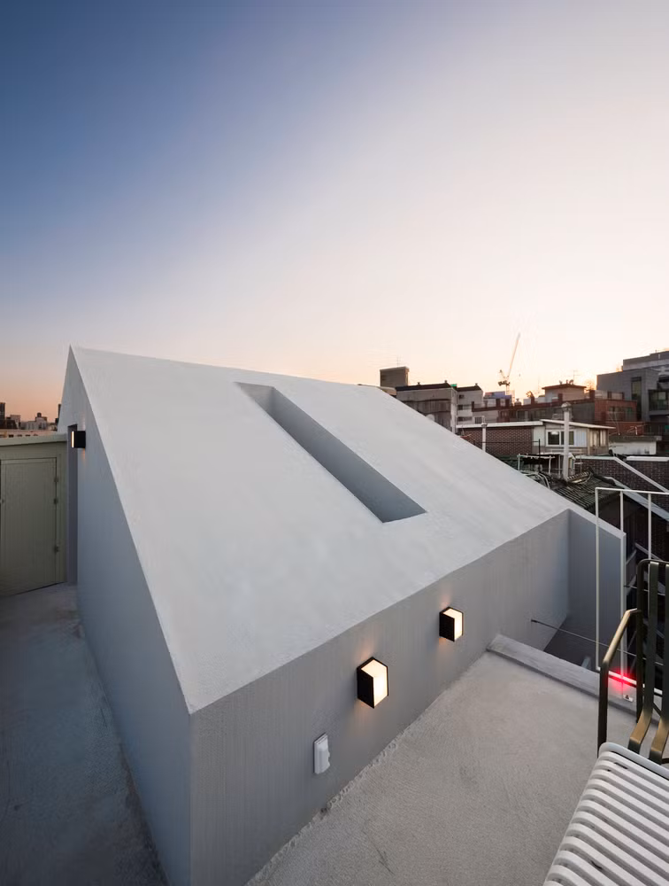 Sân thượng của ngôi nhà. Giếng trời trên mái để lấy ánh sáng tự nhiên giúp chiếu sáng cho toàn bộ ngôi nhà.