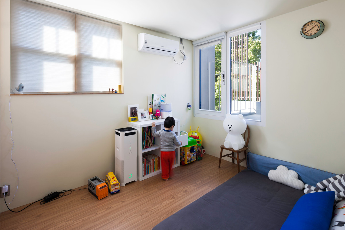 Phòng cho trẻ nhỏ được trang trí đơn giản và sắp xếp gọn gàng. Ảnh: Jin Hyosook.