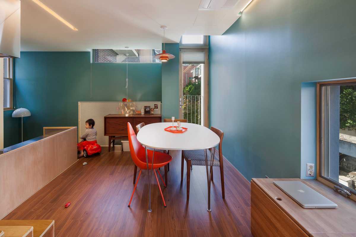 Phòng khách đơn giản. Tường nhà được sơn màu xanh da trời dịu nhẹ, góp phần làm ngôi nhà thêm phần rộng rãi, sáng sủa.